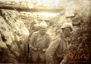 Deutsche Soldaten in einem Schützengraben während des Ersten Weltkriegs, umgeben von sandgefüllten Säcken