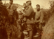 Soldaten im Schützengraben während des Ersten Weltkriegs zeigen den harten Alltag an der Front im frühen Morgenlicht