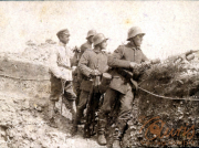 Soldaten im Schützengraben während eines entscheidenden Moments des Ersten Weltkriegs in einem chaotischen Gefechtsumfeld