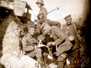 Soldaten der Ersten Weltkriegs untersuchen Karten und empfangen Informationen an der Front im Jahr 1917