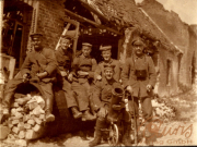 Sechs Soldaten posieren stolz vor einer zerstörten Kulisse während des Ersten Weltkriegs in Mitteleuropa