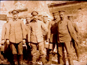 Soldaten stehen vor einer historischen Kulisse, bereit für ihre Mission in einer Zeit des Wandels und der Herausforderungen