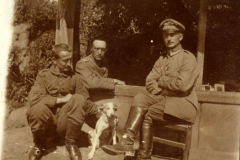 Militärische Kameradschaft in der Natur während des Ersten Weltkriegs, umgeben von Ruhe und einem treuen Hund