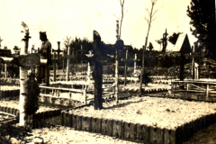 Erinnerungen an eine vergangene Zeit auf dem Friedhof mit Grabsteinen und ruhigen Pfaden