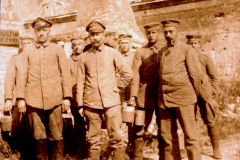 Soldaten stehen vor einer historischen Kulisse, bereit für ihre Mission in einer Zeit des Wandels und der Herausforderungen
