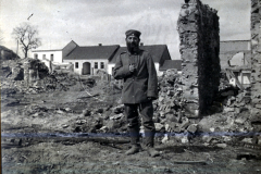 Ein Soldat im Ruinenfeld