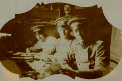 Soldaten im Kriegsgerät