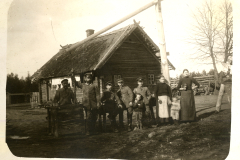 Familie vor Holzhaus im Ersten Weltkrieg
