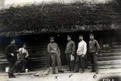 Soldaten vor einem Hut im Ersten Weltkrieg