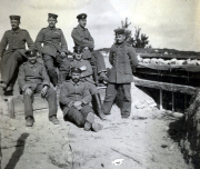Geschichte des Ersten Weltkriegs: Soldaten auf einer Brückenruine