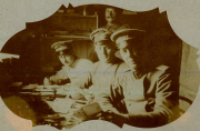 Soldaten im Kriegsgerät