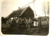 Familie vor Holzhaus im Ersten Weltkrieg
