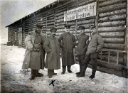 Soldaten vor einem Lagerhaus