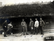 Soldaten vor einem Hut im Ersten Weltkrieg