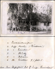 Familie vor einem Haus im Ersten Weltkrieg