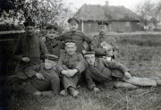 Erinnerungen aus dem Ersten Weltkrieg: Soldaten auf einem Feld
