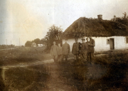Familie vor alten Häusern im Krieg