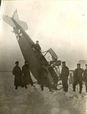 Ein historisches Flugzeug im Schnee