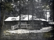 Historisches Foto: Logenhaus im Wald