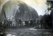 Ein großes Ballon in einem Kriegsgebiet
