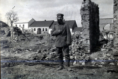 Ein Soldat im Ruinenfeld