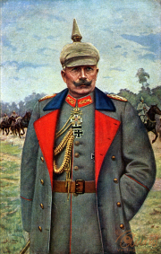 Ein preußischer Offizier in traditioneller Uniform während einer militärischen Zeremonie im Freien mit historischen Soldaten im Hintergrund