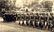 Historische Militärparade in malerischer Landschaft mit Soldaten und Offizieren bei strahlendem Wetter