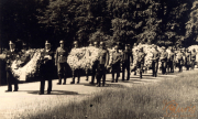 Ehrung der Gefallenen mit einem feierlichen Blumenkranzzug durch den Wald in den 1940er Jahren
