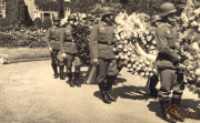 Erinnerung an einen historischen Moment: Soldaten bei der Trauerfeier in einem Garten im Sommer