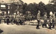 Militärparade in historischer Kulisse mit hochrangigen Offizieren im Fokus