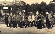 Militärparade im Schlossgarten mit hochrangigen Offizieren und pompösem Aufmarsch während der 1930er Jahre