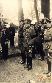 Offizielle Feierlichkeiten mit Militärangehörigen und Generälen in historischen Uniformen während einer Zeremonie
