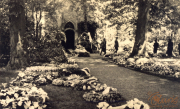Ein blühender Garten mit Trauergästen während einer Zeremonie im Herzen der Natur