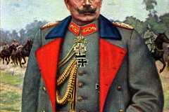 Ein preußischer Offizier in traditioneller Uniform während einer militärischen Zeremonie im Freien mit historischen Soldaten im Hintergrund