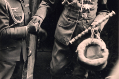 Ein militärischer Befehlshaber betritt eine elegante Residenz in historischer Uniform und mit zahlreichem Orden