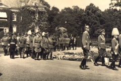 Militärparade in historischer Kulisse mit hochrangigen Offizieren im Fokus