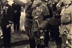 Offizielle Feierlichkeiten mit Militärangehörigen und Generälen in historischen Uniformen während einer Zeremonie