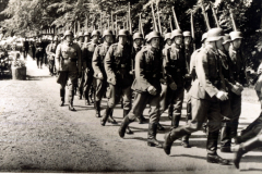 Soldatenparade in einer idyllischen Allee während des späten Nachmittags in der Vergangenheit