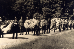 Ehrung der Gefallenen mit einem feierlichen Blumenkranzzug durch den Wald in den 1940er Jahren
