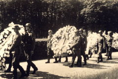 Traurige Ehrung durch Soldaten bei einer Gedenkfeier im Grünen