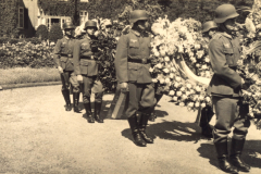 Erinnerung an einen historischen Moment: Soldaten bei der Trauerfeier in einem Garten im Sommer