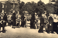 Trauerzug ehrwürdiger Persönlichkeiten in einem historischen Schaubild eines Staatsbegräbnisses im Freien