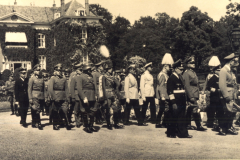 Militärparade im Schlossgarten mit hochrangigen Offizieren und pompösem Aufmarsch während der 1930er Jahre