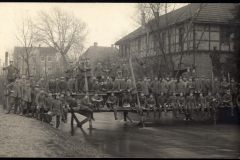 Erste Militärparade in einem Dorf
