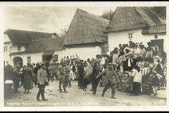 Foto: Militärischer Zug im Dorf