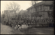 Erste Militärparade in einem Dorf