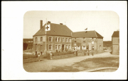 Historische Fotografie: Brick Building in a European Town