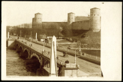 Festung in der Nähe des Flusses