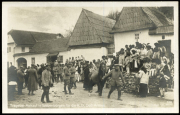Foto: Militärischer Zug im Dorf