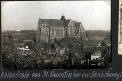 Historische Ansicht der Kathedrale von St. Quentin über den Dächern der Stadt